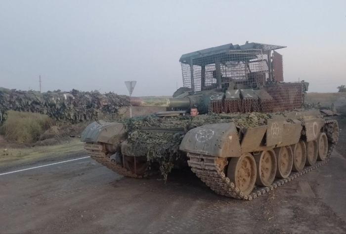 Танк Т-72Б3 из состава 76-й дивизии ВДВ в дополнительном бронировании