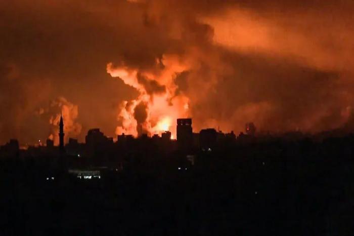 Израиль с новой силой начал бомбить Газу