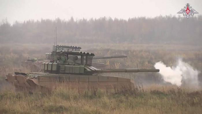 Т-72Б3 обр.2022 года со штатным быстросъёмным модулем динамической защиты «Крыша»