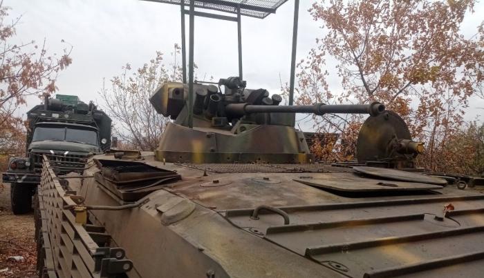 БМП-1АМ «Басурманин» с дистанционно управляемым боевым модулем от БТР-82А с установленными бортовыми решётками и антидроновым козырьком