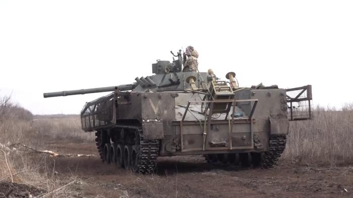 БМД-4М бойцов 106-й гвардейской воздушно-десантной дивизии ВДВ оборудованная станцией помех РП-377УВМ1Л «Лесочек» работает с 100-мм нарезного орудия 2А70 по опорнику ВСУ на Артёмовском направлении
