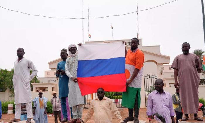 Флаги России в Нигере