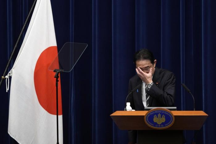 Правительство Фумио Кисиды в Японии терпит крах
