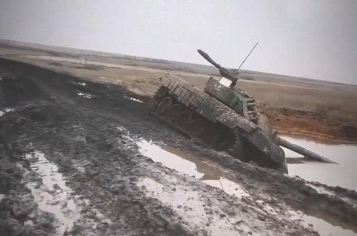 PT-91 Twardy, утопленный в грязи и брошенный ВСУ в районе Работино