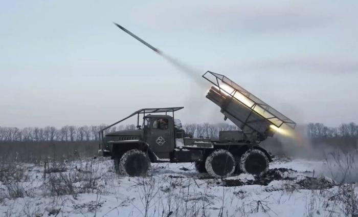 Боевая машина РСЗО 9К51 «Град» оборудованная защитными экранами, на Купянском направлении