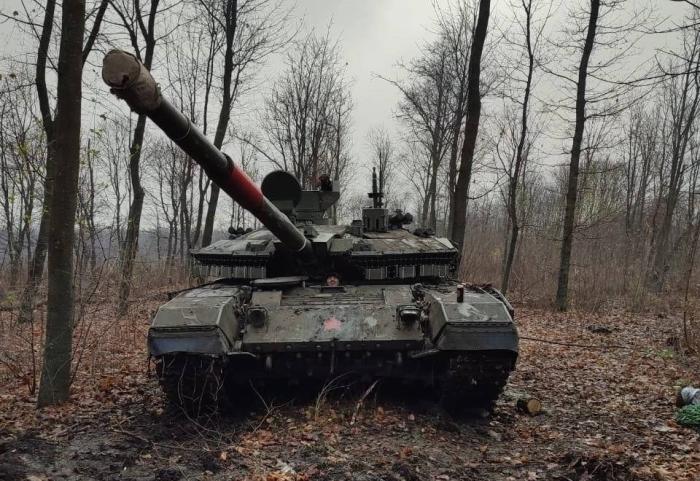 Блоки ДЗ «Контакт 1» на сетчатом экране для защиты погона башни танка Т-90М «Прорыв» в зоне СВО, источник