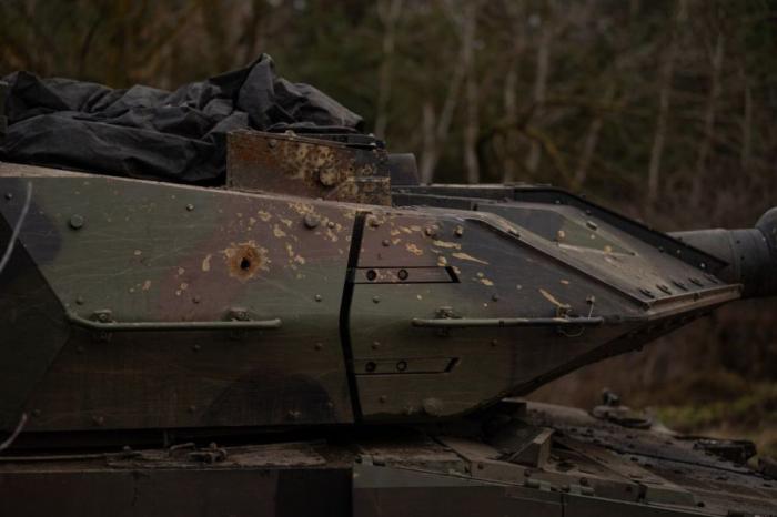Leopard 2A6 ВСУ со следом попадания противотанковой ракеты в башню в зоне проведения СВО