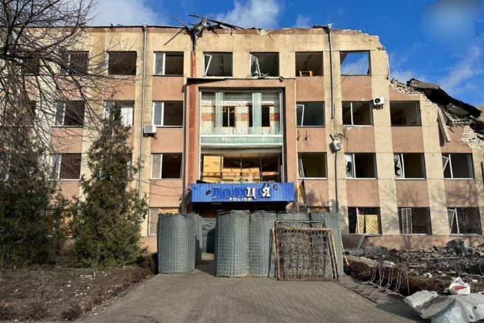 В результате ночных прилётов в Херсоне частично уничтожено здание бандеровских полицаев