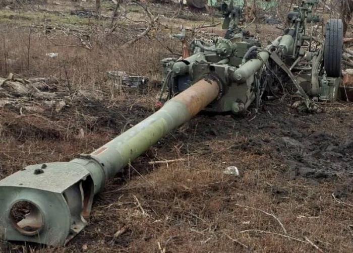 Уничтоженная русским снарядом 3ОФ39 украинская 155-мм гаубица М777 американского производства. Клещеевка. Осень 2023 года