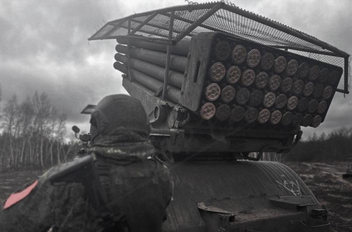 Расчёт РСЗО «Торнадо-Г» 20 армии Западной группировки войск готовится отрабатывать по противнику на Сватовском направлении