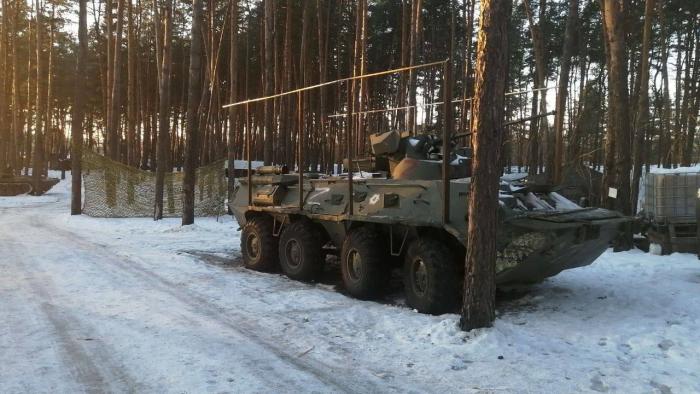 Бронетранспортёр БТР-82А с высокими металлическими рейками, судя по всему, подготовленными для установки антидронового каркаса