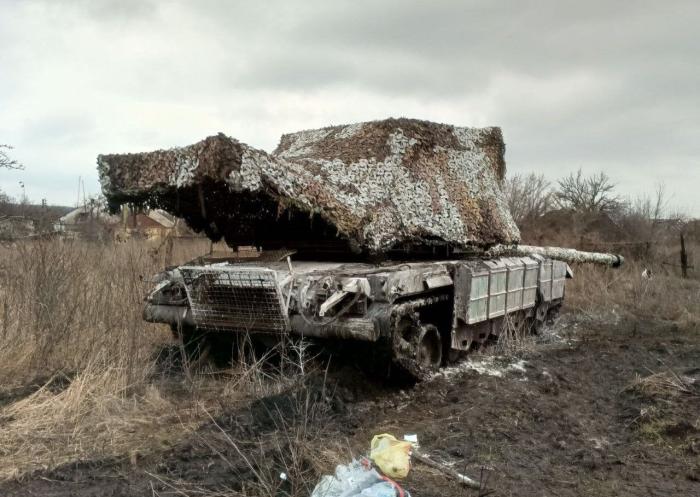 Российский Т-80БВМ с огромным антидроновым маскировочным козырьком, раскинувшимся практически на весь габарит танка