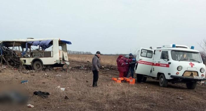 кадры с места происшествия у посёлка Донецкий в Кировском районе. В результате подрыва автобуса погибли пять человек и трое получили ранения