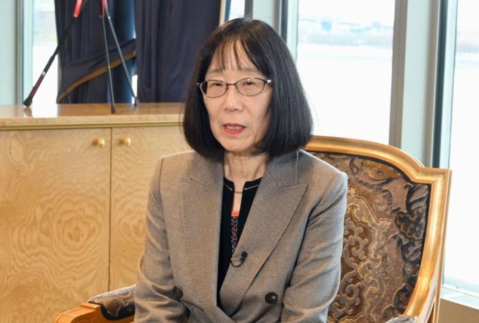 Cудья Томоко Аканэ из Международного уголовного суда беседует с прессой в Нью-Йорке 6 декабря 2023 года