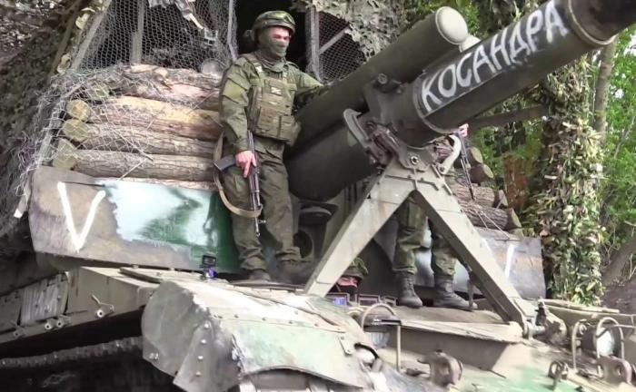 152-мм самоходная гаубица 2С19 Мста-С «Косандра» с походной избой группировки войск «Восток» на Южно-Донецком направлении