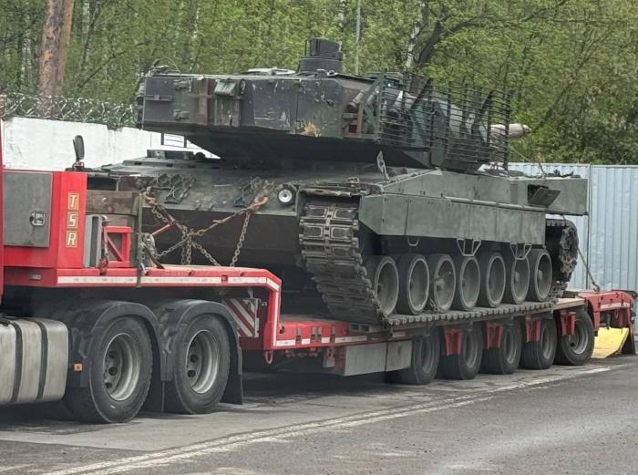 на Поклонную гору в Москве доставили главный трофей – немецкий танк Leopard 2А6 ранее переданный ВСУ