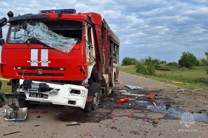 четыре сотрудника МЧС РФ пострадали из-за атаки беспилотника ВСУ в Горловке. Также повреждения получила пожарная автоцистерна