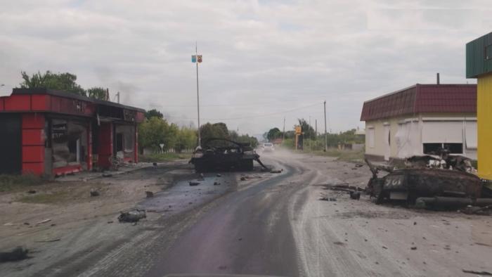 уничтоженный ударом FPV-дрона Т-64БВ ВСУ у въезда в Волчанск. Танк метнул башню