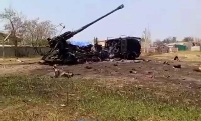 Украинская САУ «Богдана» уничтоженная БПЛА-камикадзе «Ланцет» в Харьковской области. В ходе харьковского наступления ВС РФ противник понёс тяжёлые потери в САУ, РСЗО и буксируемой артиллерии - в основном от БПЛА-камикадзе и высокоточных артиллерийских снарядов