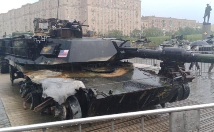 трофейный американский танк на выставке в Москве на Поклонной горе