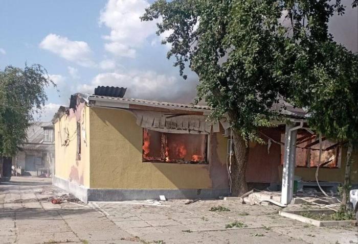 киевские боевики продолжают террор мирных жителей в Алешках, пытаясь уничтожить объекты жизнеобеспечения. Они обстреляли хлебопекарню «Алмаз», которая является единственным предприятием, обеспечивающим жителей города хлебобулочными изделиями. Сгорели складские помещения и автомобили предприятия