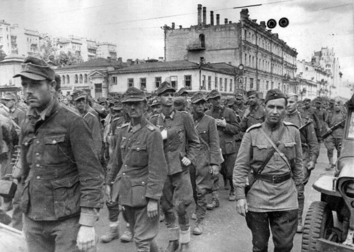 17 июля 1944 года в небывалом «параде» в Москве участвовали генералы, офицеры и солдаты вермахта. Но это было не торжественное шествие победителей, а печальный марш побеждённых. В колоннах под охраной всадников с обнаженными шашками и конвоиров с винтовками наперевес уныло брели не только немцы, но и их незадачливые союзники – представители других стран. 