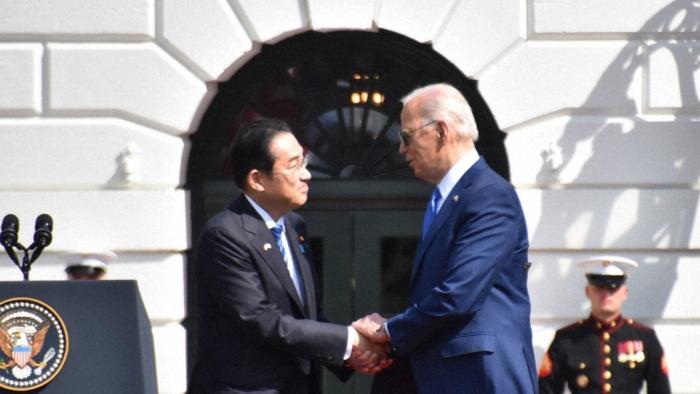 Японский премьер-министр Кисида не рад уходу Байдена