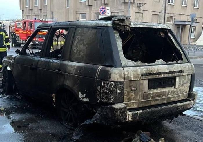 в Харькове сожгли внедорожник. Стоял на парковке городского управления МВД