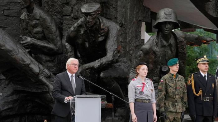 Германия просит прощения за зверства нацистов и помогает неонацистам
