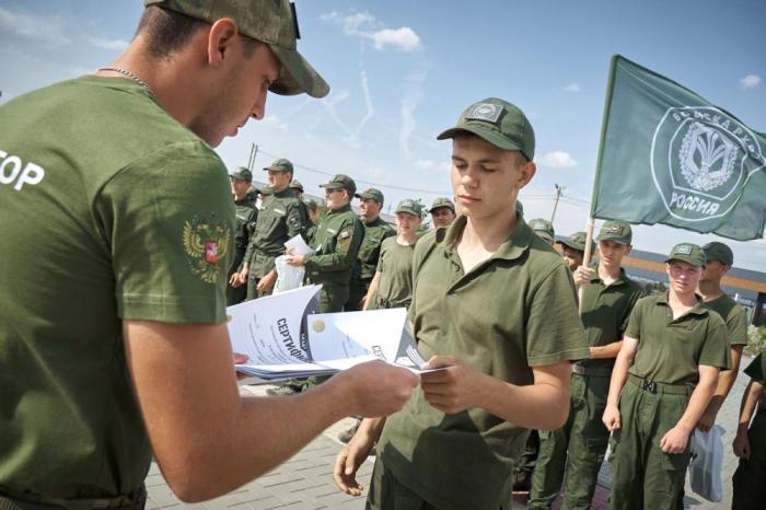 Жители новых регионов приняли участие в III межрегиональной смене «Время юных героев» в Волгограде