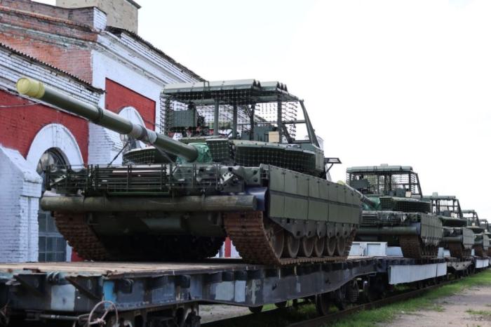 «Ростех» сообщает о передаче «Омсктрансмашем» очередной партии модернизированных танков Т-80БВМ. Машины получили новую противодроновую защиту, источник – Телеграм-канал Оборонка