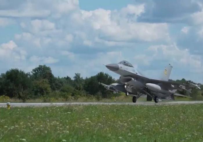Зеленский впервые официально подтвердил прибытие F-16 на Украину