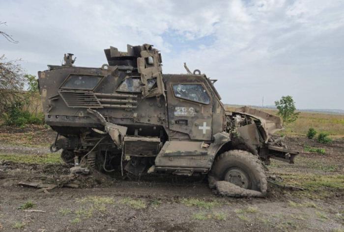 уставший и брошенный бронеавтомобиль International M1124 MaxxPro ВСУ на Донецком направлении