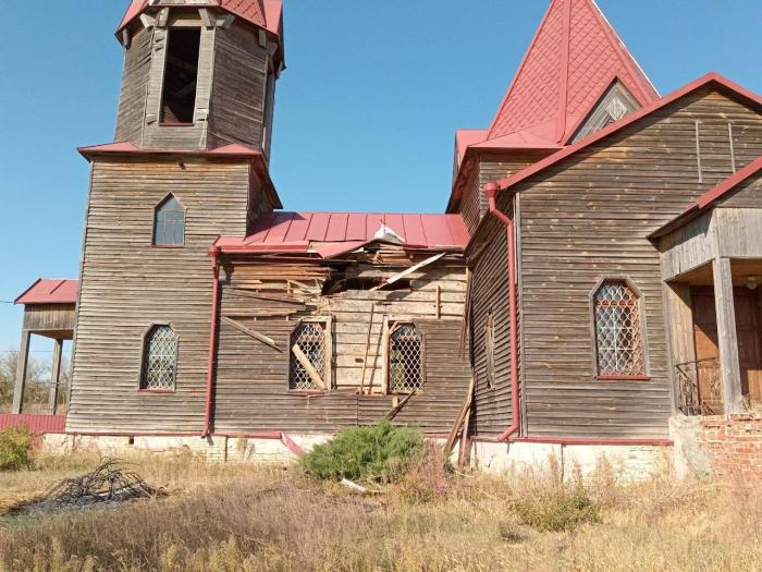Село Тишанка Волоконовского района подверглось артиллерийскому обстрелу со стороны ВСУ. В результате вражеского обстрела повреждены Свято-Никольский храм, мемориал «Братская могила советских воинов, погибших в боях с фашистскими захватчиками в 1943 году» и Дом культуры, источник – Телеграм-канал Настоящий Гладков