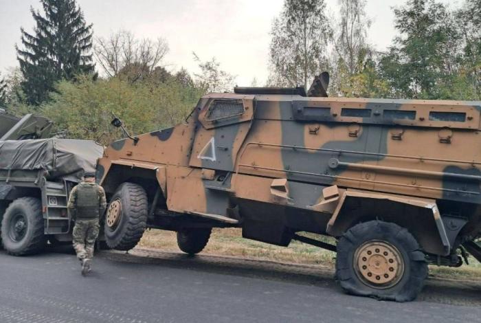 Эвакуация нашими военными трофейного бронеавтомобиля BMC Kirpi в Курском приграничье