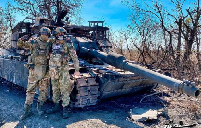 Покровское направление. Наши бойцы на фоне подбитого M1A1SA Abrams ВСУ