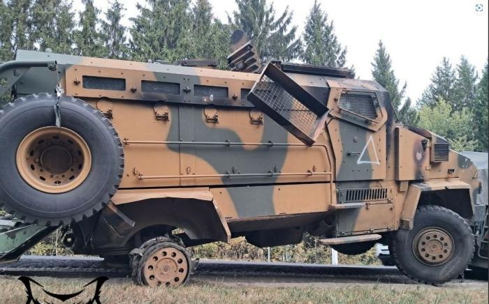 Курская область. Трофейный турецкий бронеавтомобиль BMC Kirpi эвакуируют в наш тыл. Но судя по внутреннему состоянию кабины место ему в одном из музеев нашей Родины