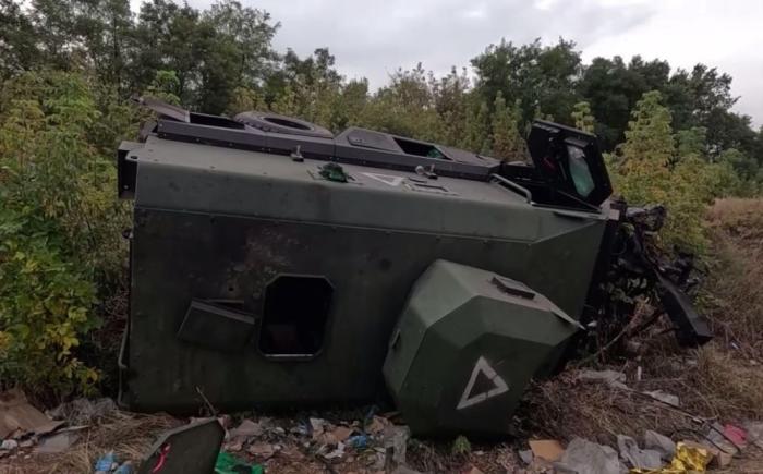 очередной уничтоженный в Курской области канадский бронеавтомобиль Roshel Senator MRAP. Крупнокалиберный пулемёт M2 Browning, которым он был вооружён, наши бойцы забрали в качестве трофея и используют на своей позиции
