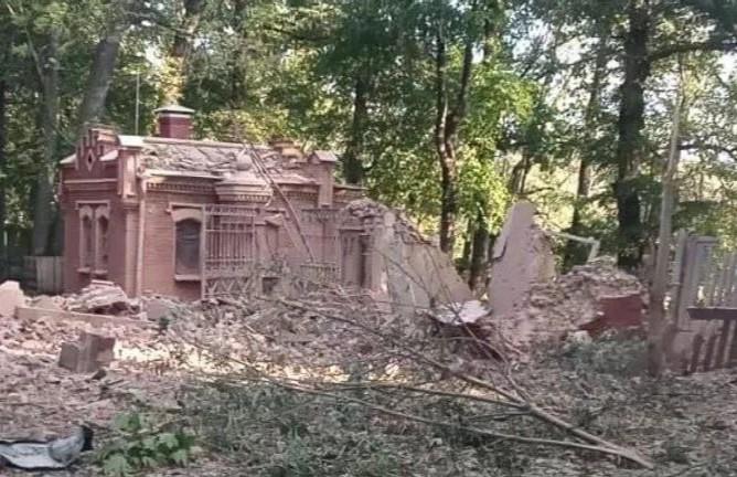 ВСУ разрушили усадьбу Барятинских в Курской области. Предварительно, боевики ударили по территории ансамбля «Марьино» из РСЗО «HIMARS», в результате чего было повреждено административное здание объекта культурного наследия федерального значения, датируемое XIX веком