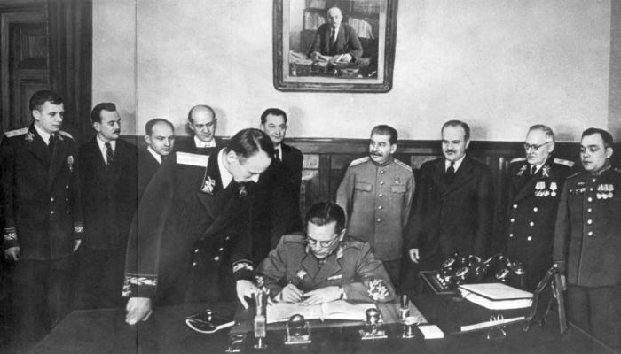 11 апреля 1945 г. И. Б. Тито подписал в Москве югославско-советский Договор о дружбе, взаимной помощи и послевоенном сотрудничестве.