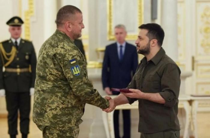 Зеленский награждает Залужного