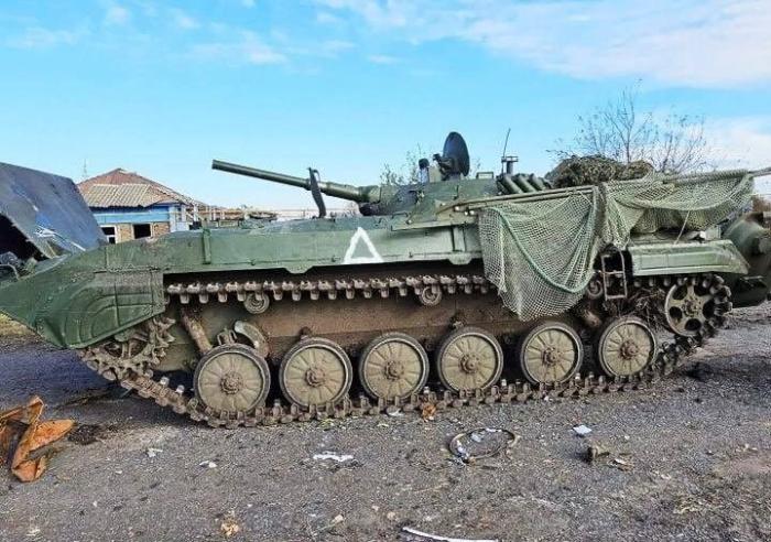 подбитая и затрофеенная БМП-1 ВСУ в Курском приграничье. Захваченный образец так же был оборудован антидроновой защитой типа «ракушка»