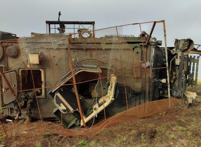 Уничтоженный американский бронеавтомобиль Cougar H (4×4) по дороге на Коренево в Курской области, источник – Телеграм-канал Уголок Ситха