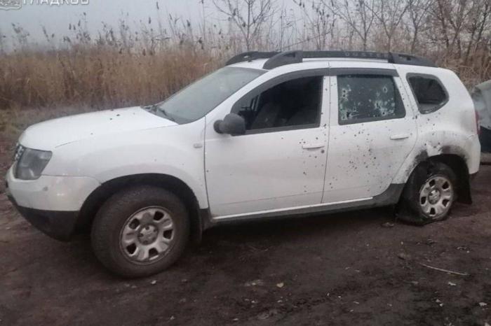 результат сброса взрывного устройства с дрона ВСУ на гражданский автомобиль в районе села Двулучное Валуйского округа, при котором пострадали трое мирных жителей