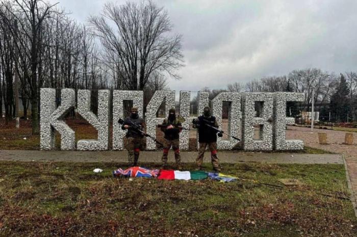 российские солдаты показали флаги европейских стран, которые нашли в Курахово при освобождении города от ВСУ