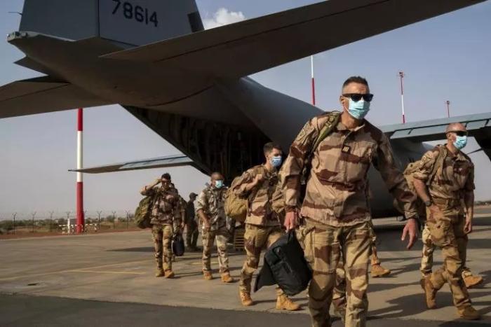 Чад и Сенегал, добившись вывода французских военных баз, возмутились словами президента Франции Эммануэля Макрона, что французы согласились уйти просто из удобства и вежливости, в то время как Чад и Сенегал забыли поблагодарить Париж за всё, что он сделал для африканцев.