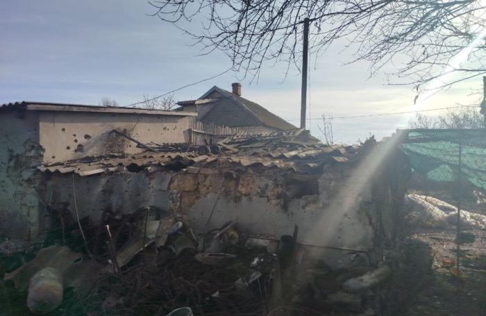 Вооружённые формирования Украины совершили очередной акт агрессии в отношении херсонцев. Село Подо-Калиновка Алешкинского муниципального округа подверглось направленному против мирного населения массированному обстрелу – зафиксирован 21 прилёт кассетных боеприпасов, источник – Телеграм-канал Владимир Сальдо