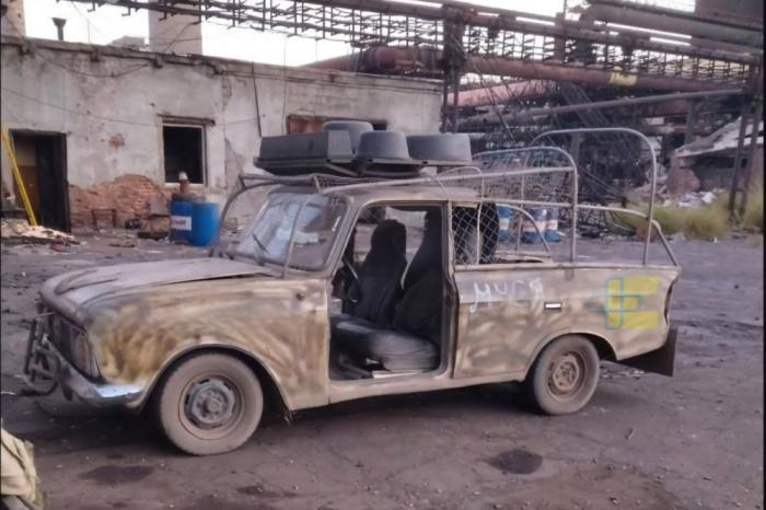 Очередной фронтовой транспорт с решётками на лобовом стекле и массивной системой РЭБ против дронов
