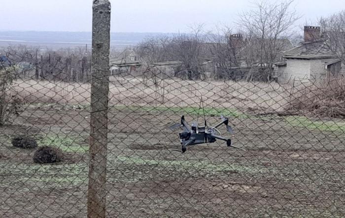 возле администрации Васильевского территориального отдела Каховского муниципального округа Херсонской области завис дрон ВСУ. Был передан нашим военнослужащим. Вероятнее всего при отлёте разрядился аккумулятор или была потеряна связь