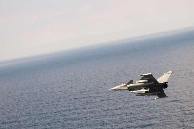 Французские самолёты-разведчики следят за российскими войсками